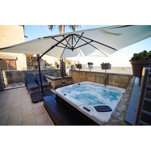 Harbour Views Duplex Maisonette with Jacuzzi Hot tub