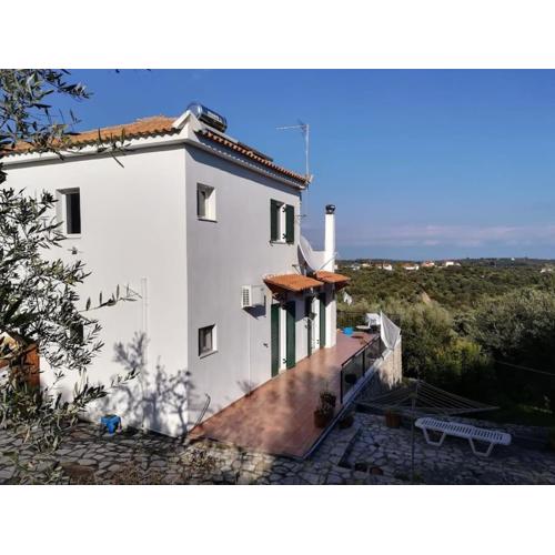 Haus mit Pool im Olivenhain