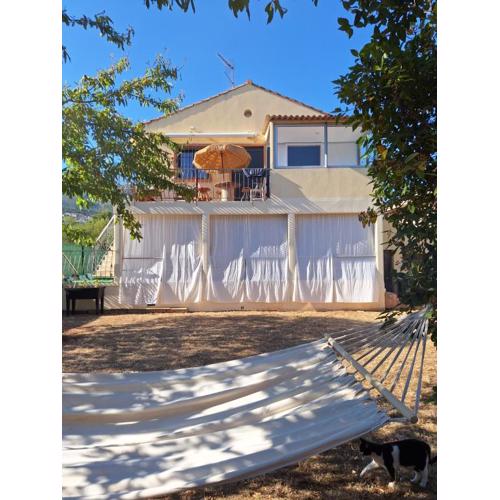 Haut de villa 3 chambres climatisation, wifi , terasse et jardin
