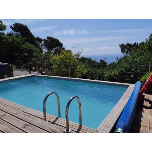 HAUT DE VILLA au MONT ST CLAIR VUE EXCEPTIONNELLE MER et FORÊT terrasses, piscine, pétanque, solarium privés