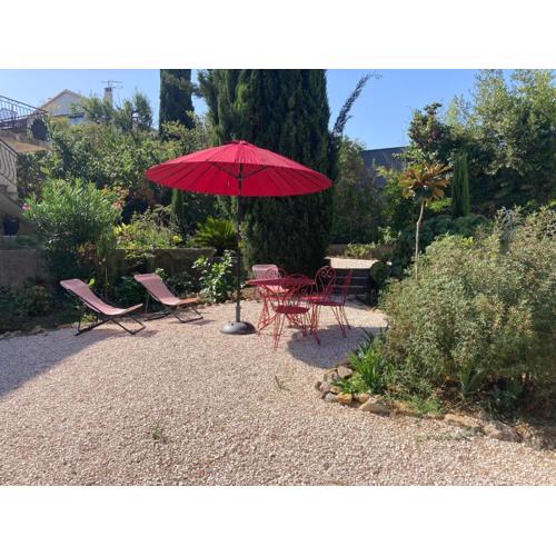 Haut de villa avec terrasse privative jardin et parking tout près des plages