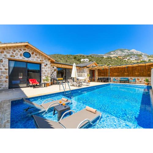 Havuzu dışarıdan görünmeyen jakuzili özel havuzlu lüks villa