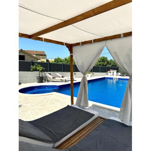 HelaMoni, New 5 Star 2 Person apartment with pool