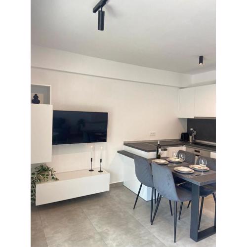 Helios Suite Lemonaki
