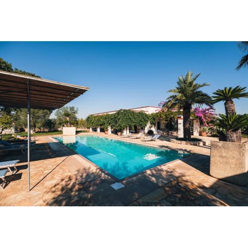 HelloAPULIA - Villa Barbara - Luxury Retreat with Infinity Pool & Lush Gardens