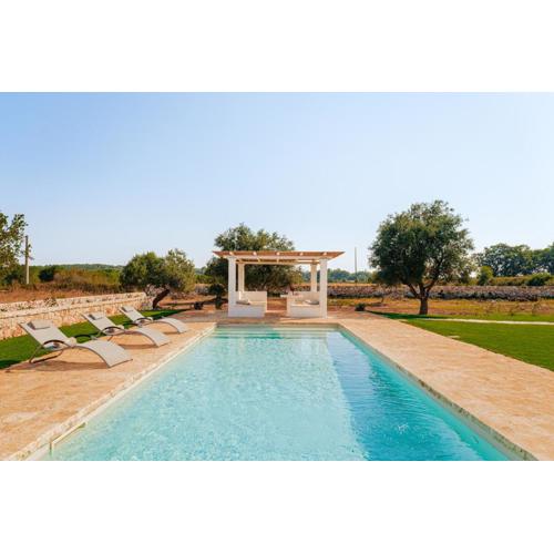 HelloAPULIA Trulli Pumo Bianco - Private Pool, Stone Patio & English Lawn near Ostuni