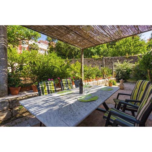 Heritage Dvori with garden, free parking next to sea beautiful location