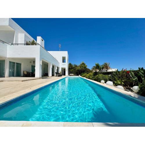 HERMOSA VILLA en MARBELLA,100 m playa, vistas al mar, piscina privada