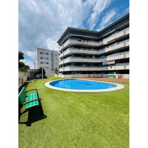 Hermoso piso en un paso de la Playa de Fenals con piscina