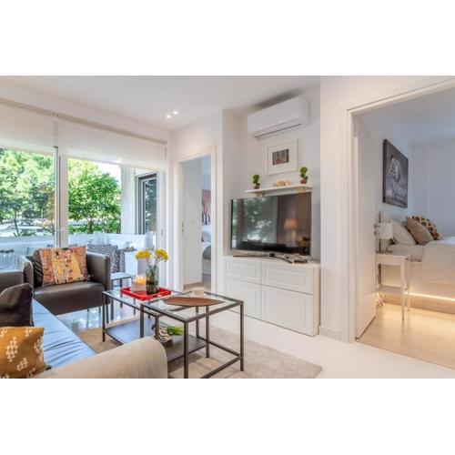 Hidden Gem: 2BR Artistic Retreat in Glyfada Center