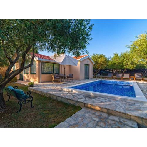 Hidden Gem Holiday Home with Pool in Kastel Stafilic