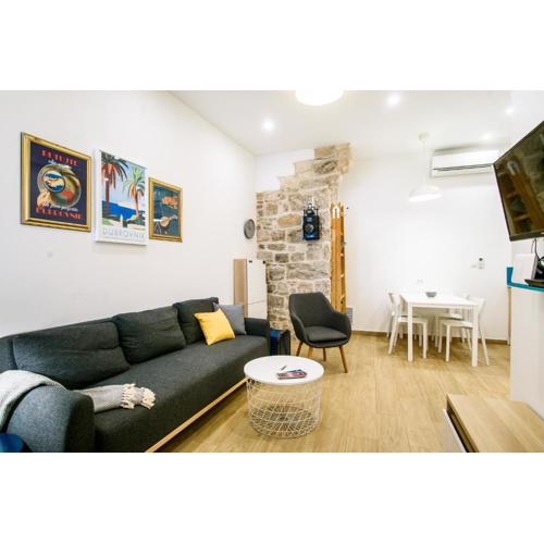 HIDDEN GEM OLD TOWN APARTMENT by DuHomes