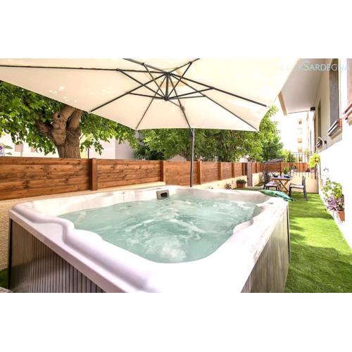 HiddenGarden apartment with garden and jacuzzi in the center of the city of Alghero