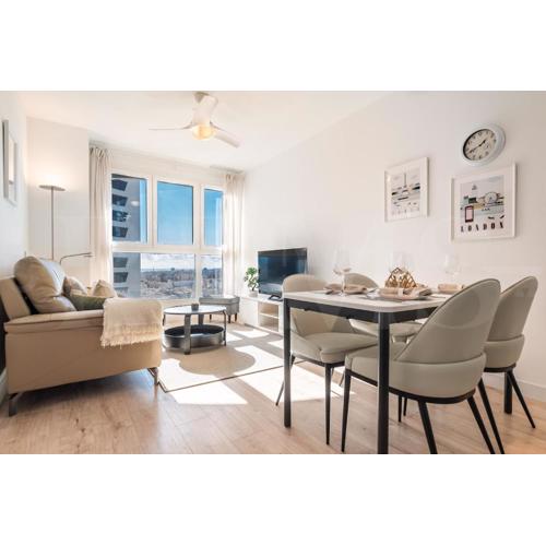 High-end 22nd floor apt, city views & gym by REMS