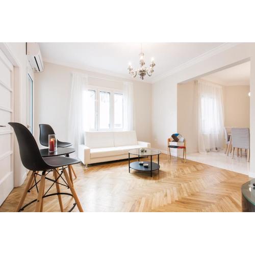 HIGHEND 2BDR Full APT/ IDEAL LOCATION (and Netflix)