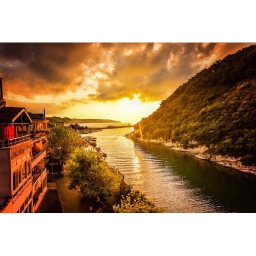 Hill River Hotel