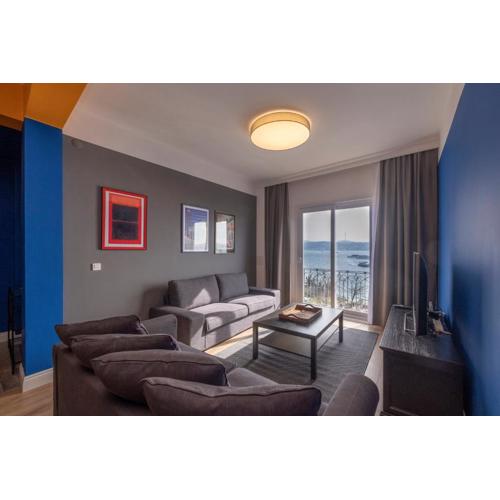 Hip Waterfront Apt with a Striking View