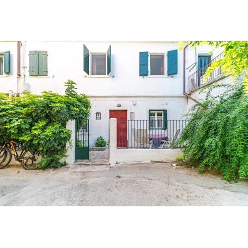 Historic Downtown Home in Gaios