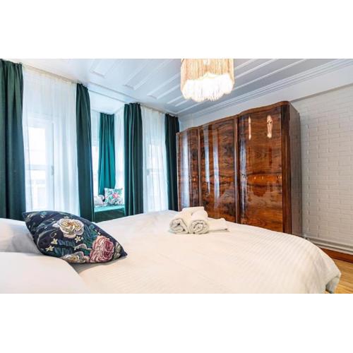 Historical 4-BR Home Steps from Beşiktaş Stadium & Bosphorus Views - Prime Nişantaşı Location!