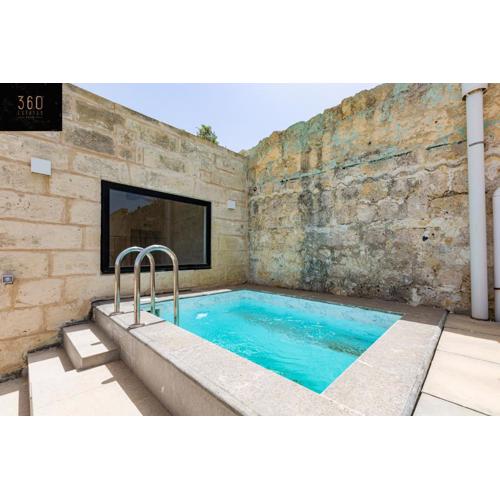 Historical Mdina Gem, Lux HOME with Rooftop Pool by 360 Estates