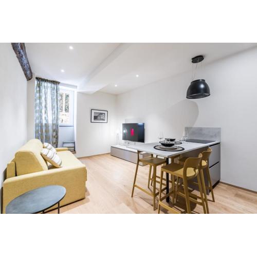 History and Design Apartment Facing the Old Port
