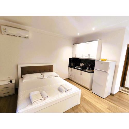 Hola Rooms