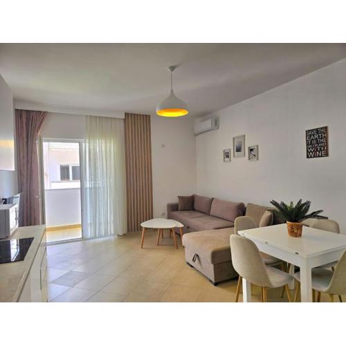 Holiday Apartment, Steps from Qerret Beach