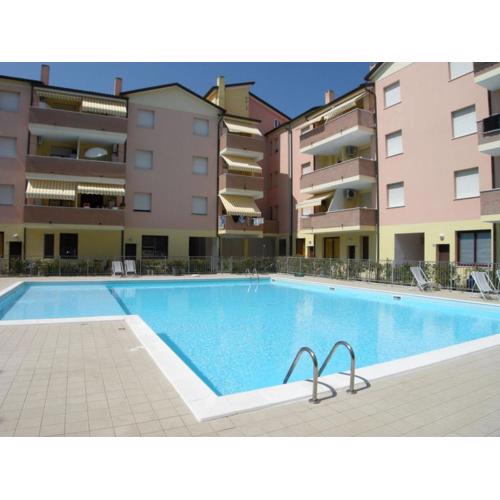 Holiday apartment with pool near the beach