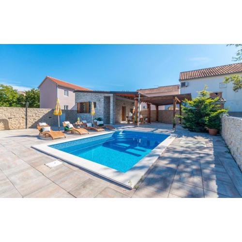 Holiday Home Ema with pool