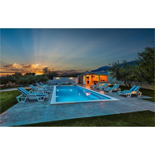 Holiday Home In Kastel Kambelovac