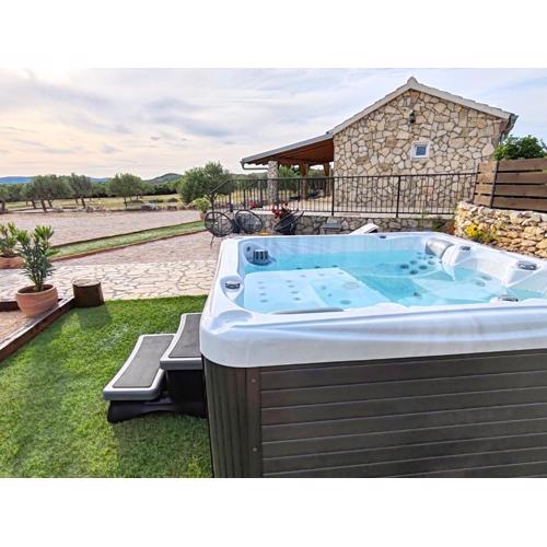 Holiday home Juli with JACUZZI