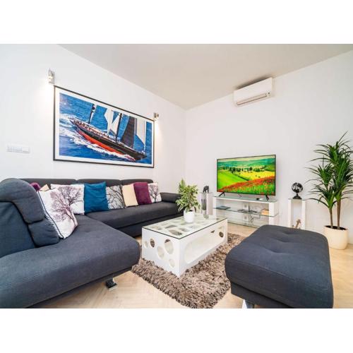 Holiday Home King - Four Bedroom House with Terrace