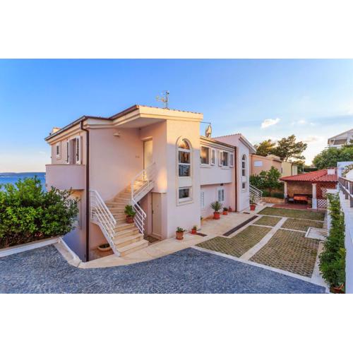 Holiday home Lola, sea on a palm! HEATED POOL