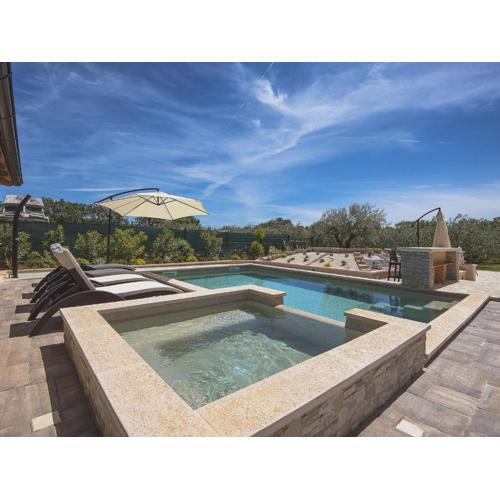 Holiday Home Medulin with Pool near Beach