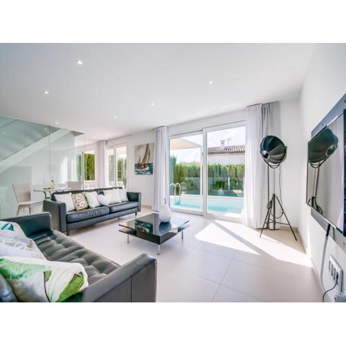 Holiday home with fenced garden