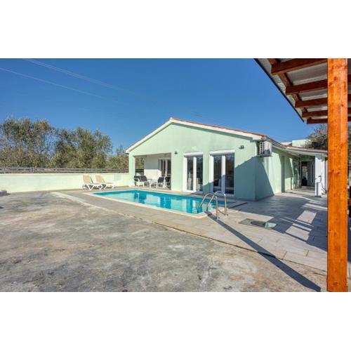 Holiday Home With Pool - Happy Rentals
