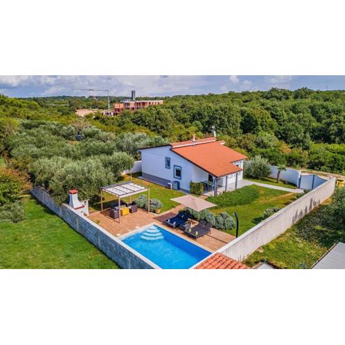 Holiday Home with pool near the beach, great location