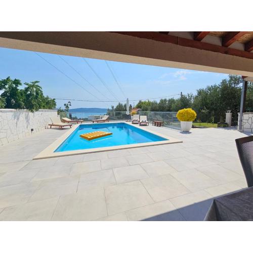 Holiday house Doris with pool, garden and view