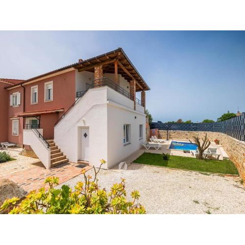 Holiday House in iki i with Pool and Gym
