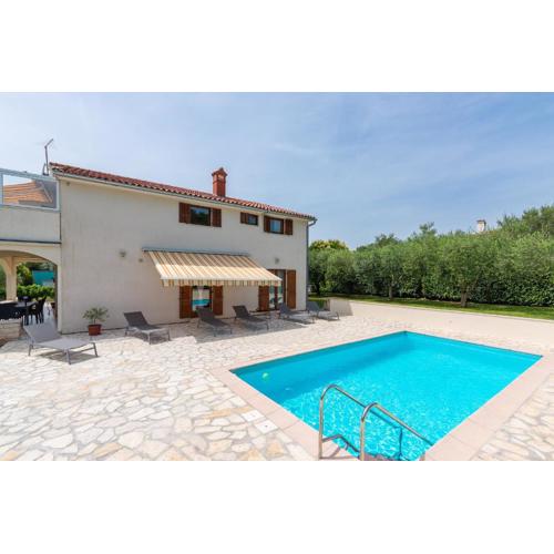 Holiday House Iris with Private Pool