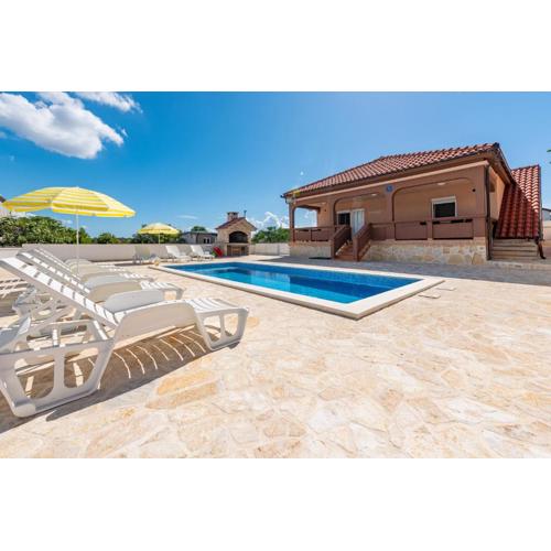 Holiday House K&L