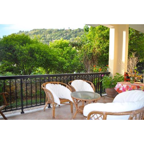Holiday House Litsa with parking and gardens 50m from Agios Gordios Beach