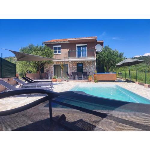 Holiday House Mablo with pool & jacuzzi
