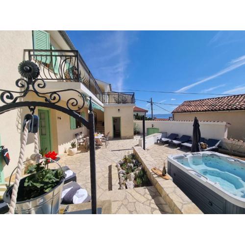 Holiday house Marea with jacuzzi