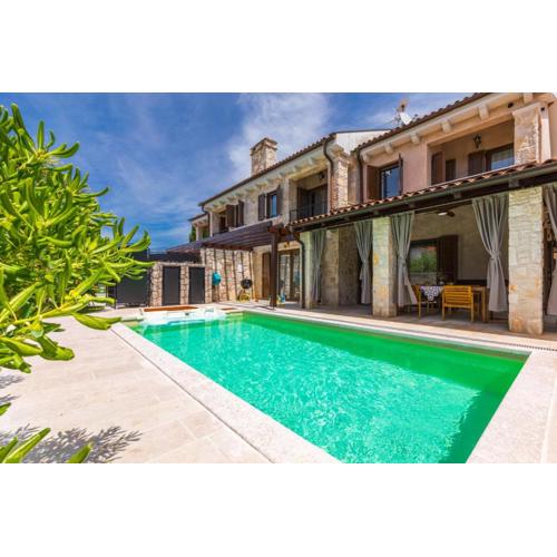 Holiday house SEASCAPE II with heated pool near the sea