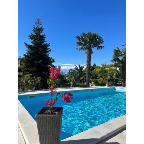 Holiday House Serenity