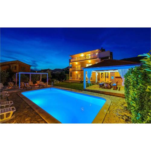 Holiday house with a swimming pool Kastel Luksic, Kastela - 23710