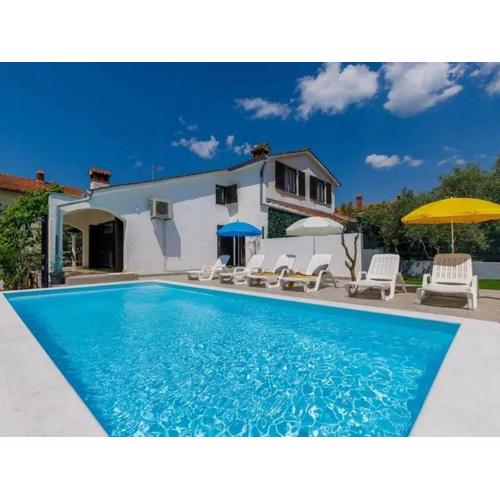 Holiday house with a swimming pool Porec - 23000