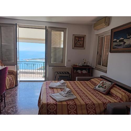 Holiday Room \
