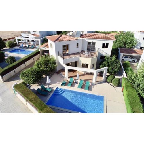 Holiday villa with pool and sea view!